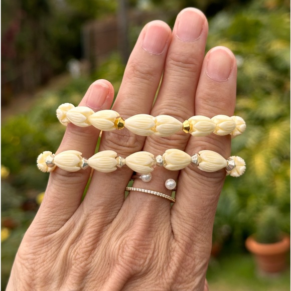 100A. Pīkake Shell hand carved flower bead & Swarovski Tahitian Pearl Bracelet - Picture 8 of 13